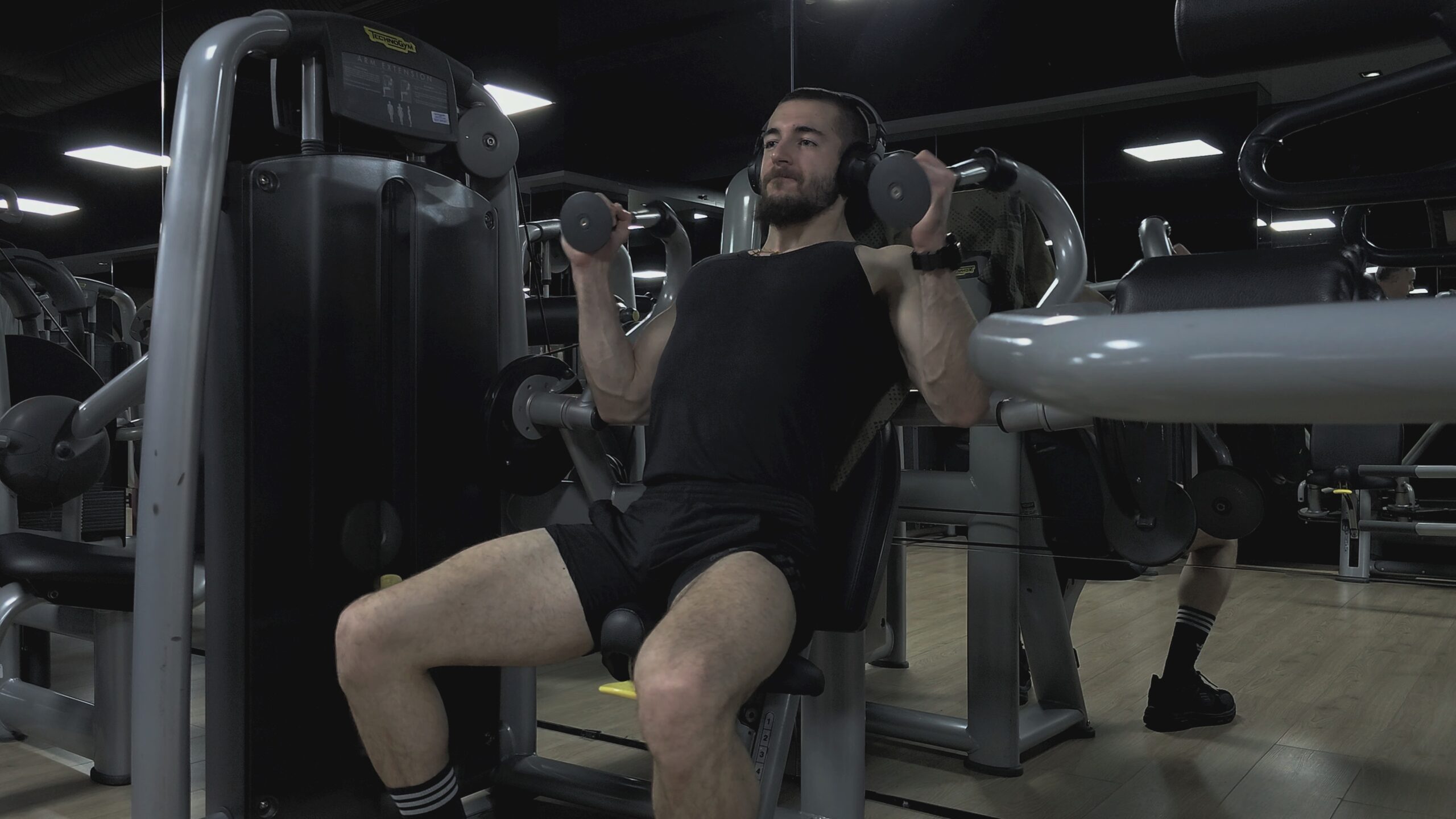 Kick back triceps à la machine